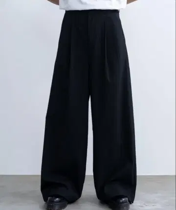 두 줄로 접힌 넓은 스트라이프 디자인의 스트레이트 슬랙스