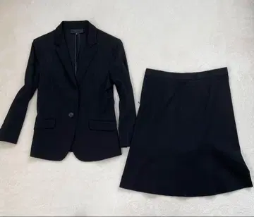 블랙 자켓 & 플레어 스커트 셋업