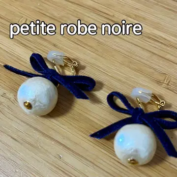 petite robe noire 쁘띠 로브 누아 리본 귀찌