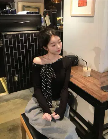 EMMY 오프숄더 도트 무늬 긴팔 상의