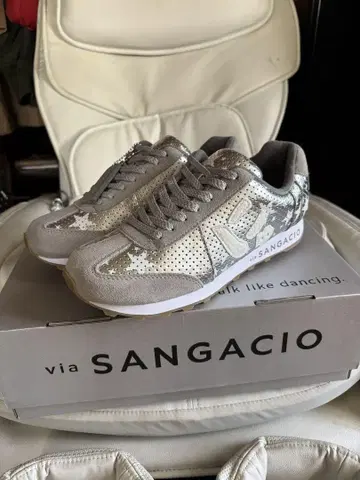 via SANGACIO 별 패턴 그레이 스니커즈