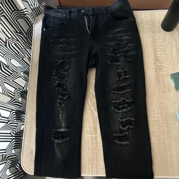 데미지 가공 블랙 슬림 핏 청바지