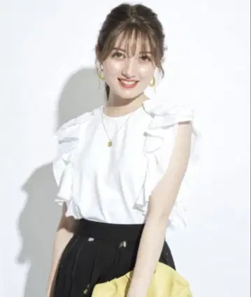 아푸와이저 리셰 프릴 숄더 티셔츠 택 포함 새상품