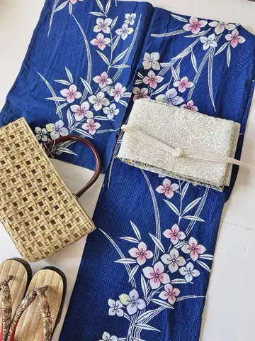 섬세한 도트 무늬의 꽃무늬 목화 유카타