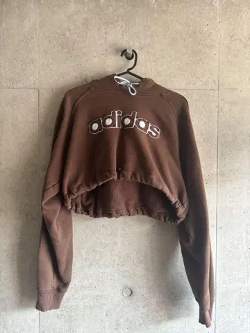 아디다스 브라운 크롭 후드티
