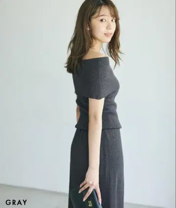 오프숄더 슬리브리스 니트