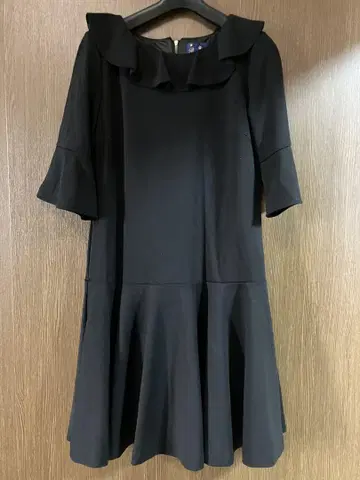 Raridegeuse 라리데주 프릴 옷깃의 블랙 플레어 원피스