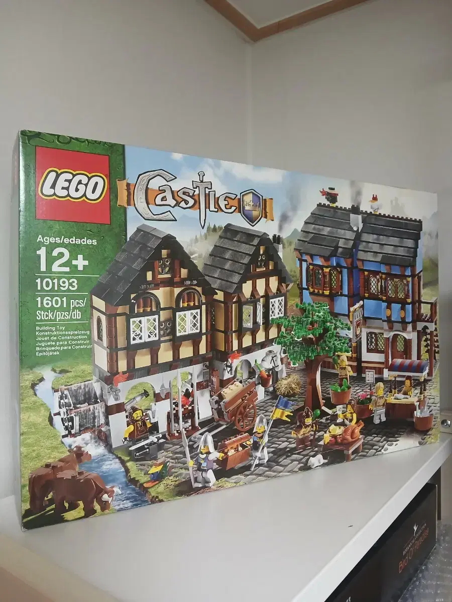 Lego 10193 Medieval Market Village MISB sealed new product
