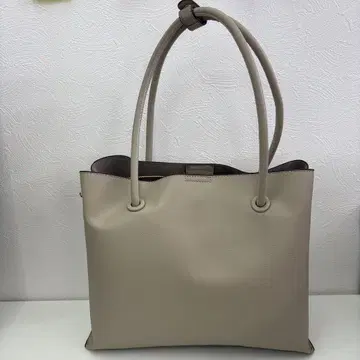 베이지 토트백 금장 장식