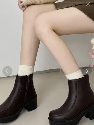 Shoes in Closet 숏부츠