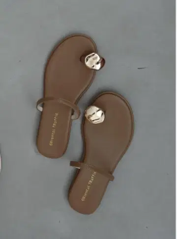 메탈 모티브 플랫 샌들