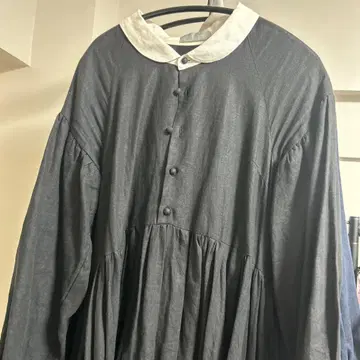 노후화의 진가를 발휘하는 원피스 블랙 네이비