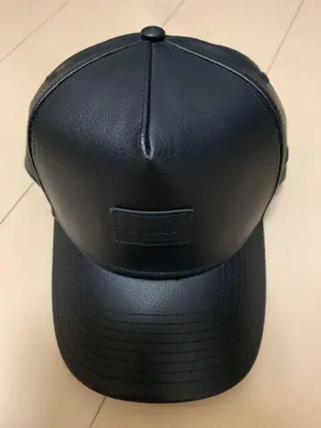 가죽 느낌의 블랙 야구 모자