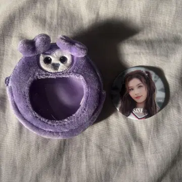 TWICE 사나 캔뱃지와 보라색 플러시 파우치