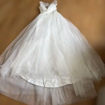 화이트 레이스 드레스 플레어 스타일