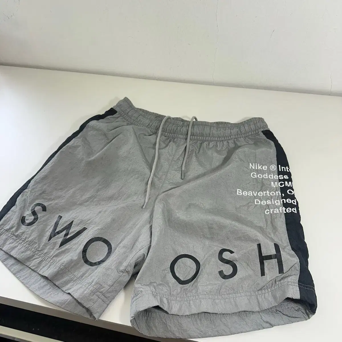 S 95 Nike Gray Swoosh Woven Shorts