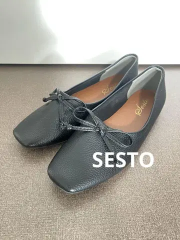 SESTO 부드러운 스무스 소재의 스퀘어토 얕은 발등 발레 슈즈