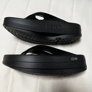 OOFOS 블랙 비치 샌들 W7 EU38