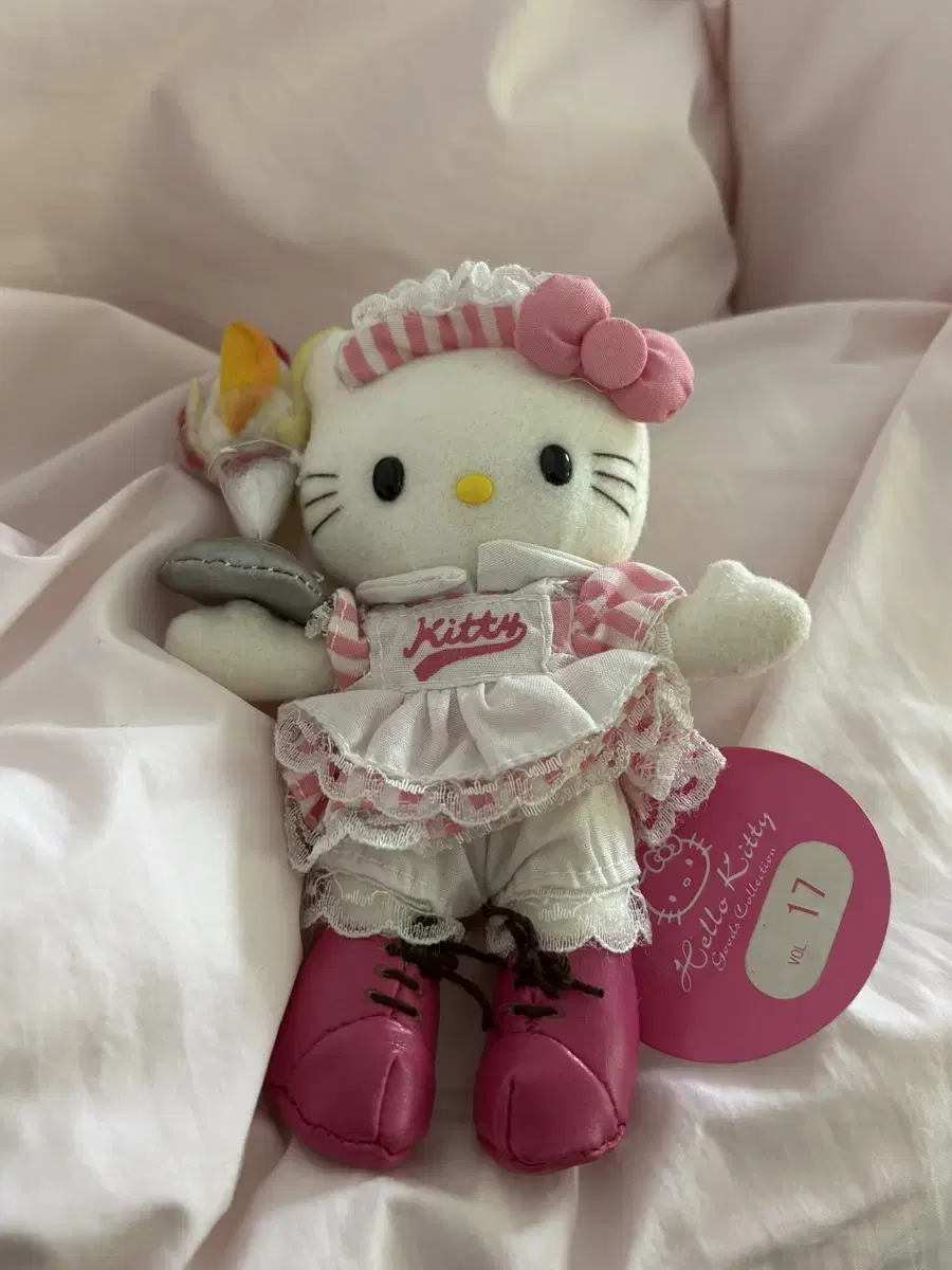 Classic Waitress Kitty Doll Sanrio Maid Parfait Mascot Kitty Strap Keyring