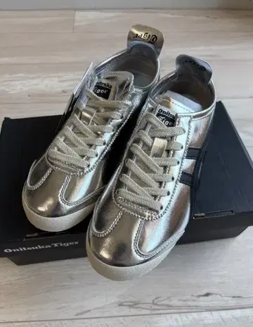 실버 스니커즈 24cm