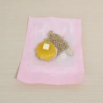 Q-pot. 꿀 버터 팬케이크 목걸이