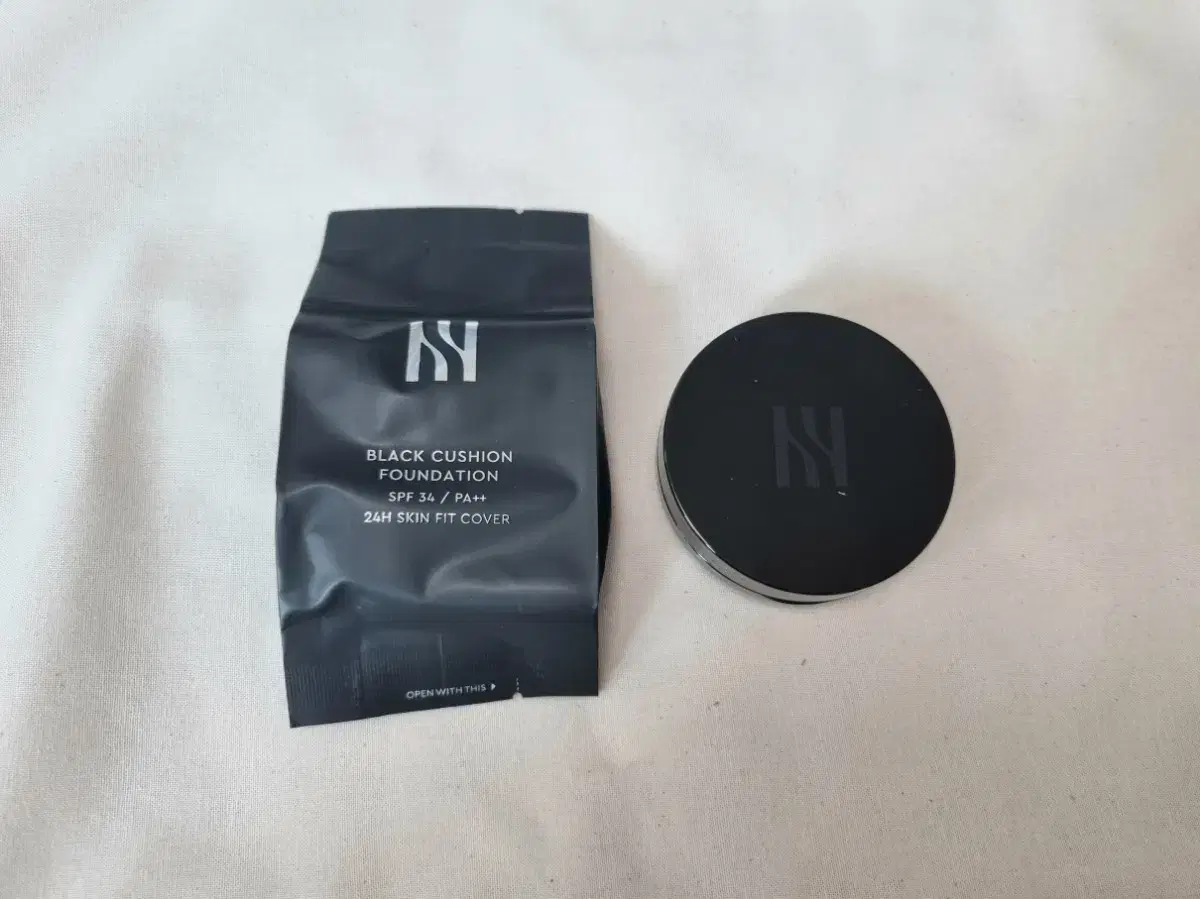 Renewal New Product) Hera Black Cushion Foundation Refill + Mini Cushion 21n1