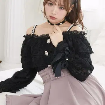 ROJITA 펄 어깨끈 오프숄더 페더 블라우스 블랙