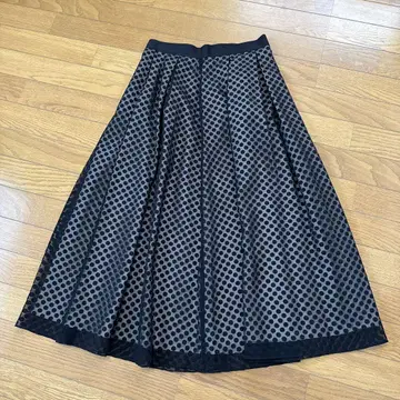 M-premierBLACK 도트 무늬 플레어 스커트
