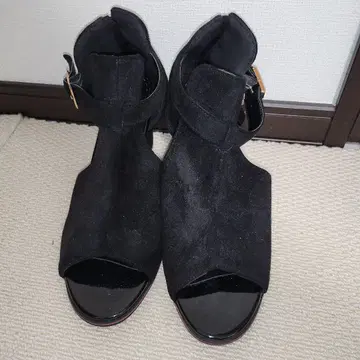 블랙 스웨이드 오픈토 샌들 미들 힐