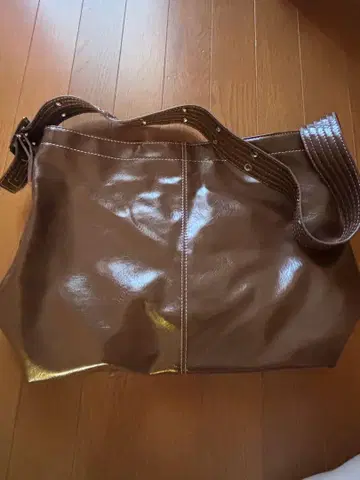 브라운 광택 숄더백
