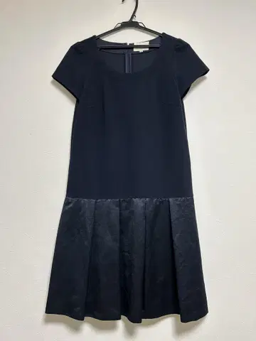 내추럴 뷰티 이소재 절개 플리츠 네이비 원피스