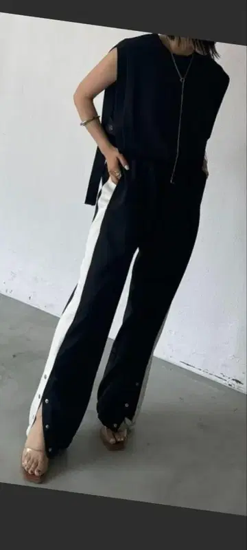 AIC 사이드 버튼 블랙 화이트 캐주얼 팬츠 블랙