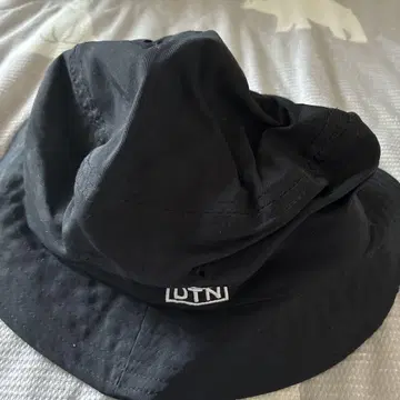 UTN 블랙 버킷 햇