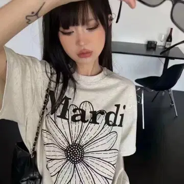 Mardi Mercredi 마르디메크르디 티셔츠