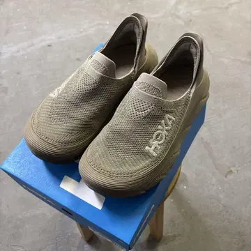 호카 HOKA RESTORE TC DUNE OXFORD TAN 슬립온