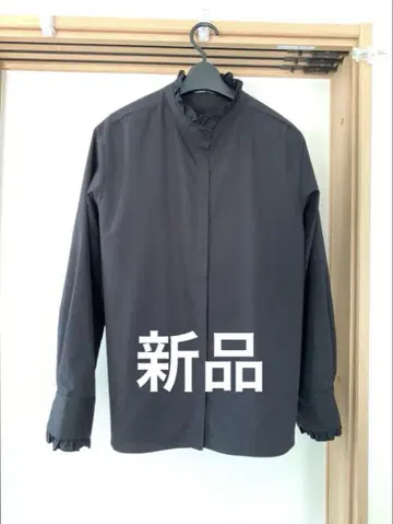 프릴이 달린 블랙 긴팔 셔츠