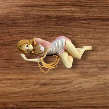 핑크 의상을 입은 피규어