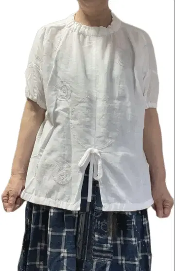 사쿠라기 시오리 화이트 셔츠 반팔