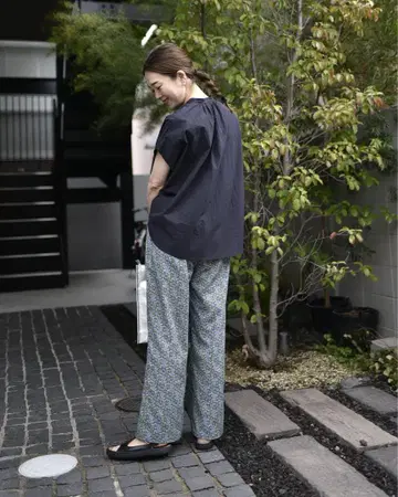 OURHOME 리버티 패턴 세미 와이드 팬츠
