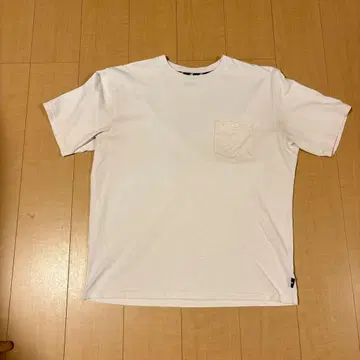 뉴발란스 THE CITY 화이트 티셔츠 포켓 부착
