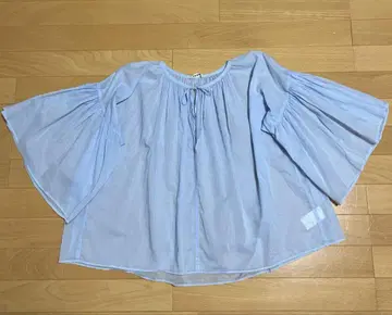 투모로우랜드 맥피 프론트 리본 개더 플레어 슬리브 블라우스