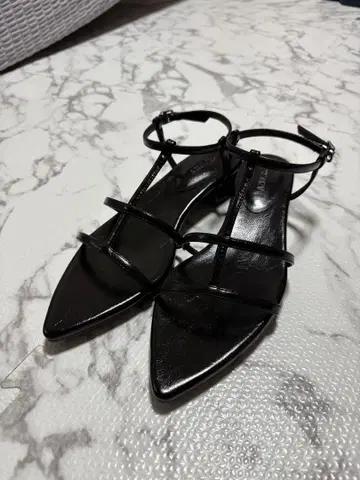 AZUL BY MOUSSY -T 스트랩 로우 힐 샌들-