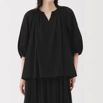 MUJI 여성용 강하게 꼬아 만든 보일 반팔 블라우스 블랙 M