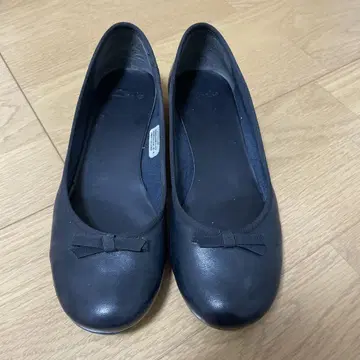 클락스 블랙 리본 포함 플랫 슈즈