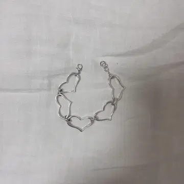 하트 모양의 실버 팔찌