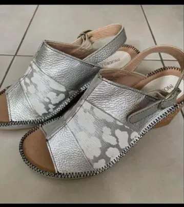 새상품 madras MODELLO 실버 웨지솔 샌들 23.5cm