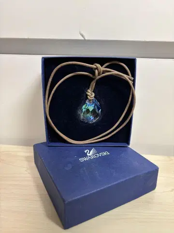 스와로브스키 SWAROVSKI 대형 가죽 끈 펜던트