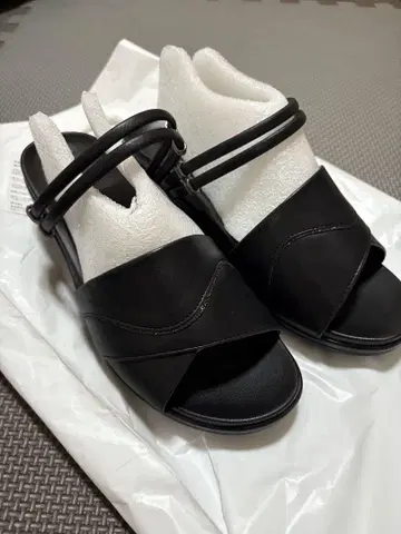 블랙 스트랩 샌들