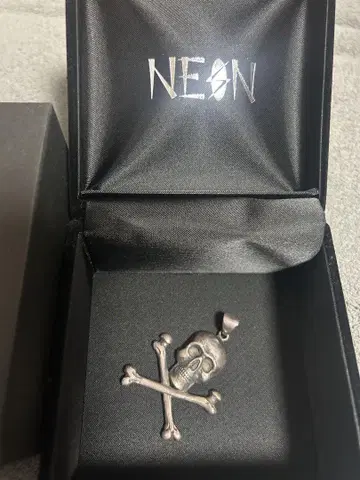 NEON 스컬 크로스본 목걸이