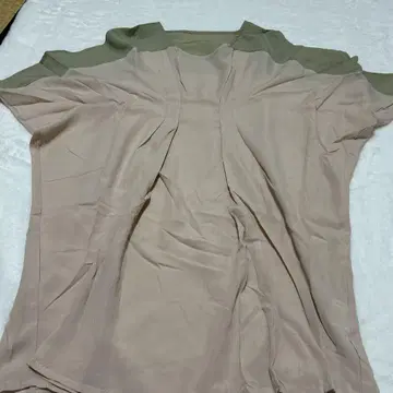 베이지와 카키색 반팔 셔츠